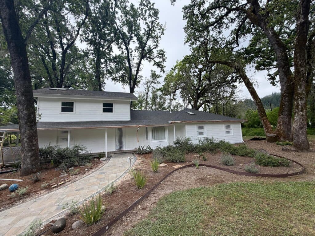 Proyecto residencial exterior terminado en color blanco