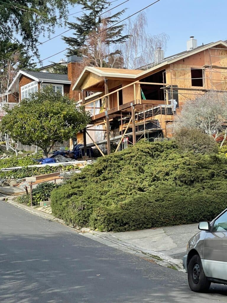 Ampliación residencial con framing de madera expuesto
